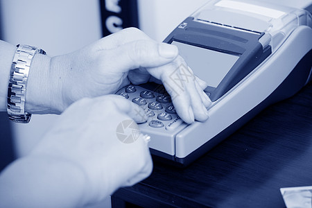 人手输入了银行机针码按钮屏幕交易取款机入口货币财富服务别针女性图片