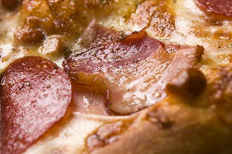 意大利披萨 配培根 腊肠和奶油奶酪午餐垃圾食物小吃薄壳晚餐面包营养图片