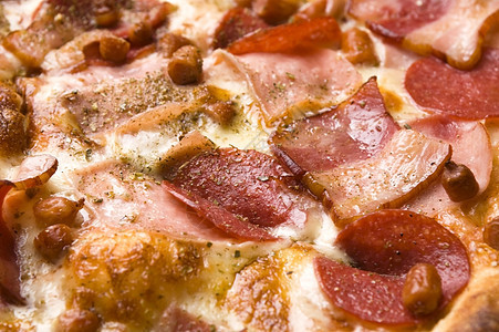意大利披萨 配培根 腊肠和奶油奶酪小吃晚餐午餐垃圾营养食物面包薄壳图片