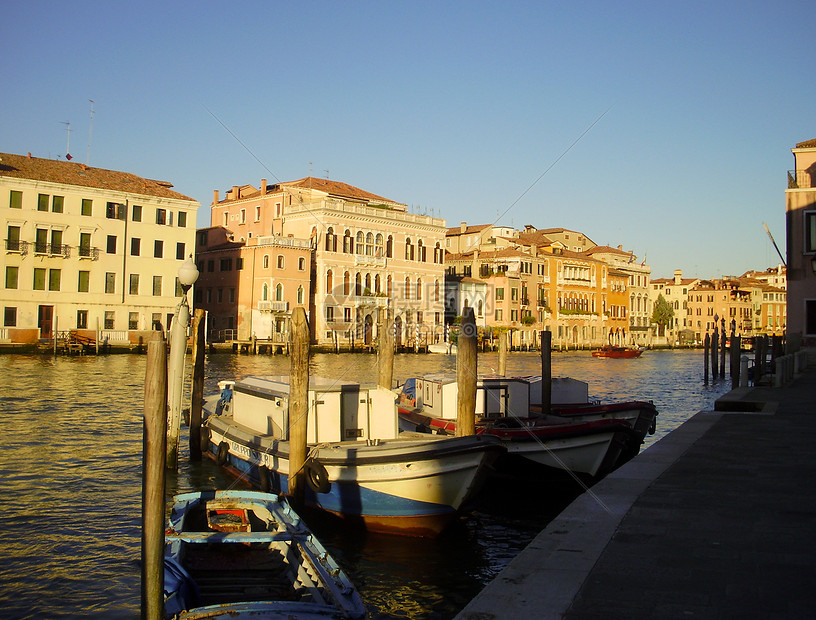 挂在意大利威尼斯大运河边的船图片