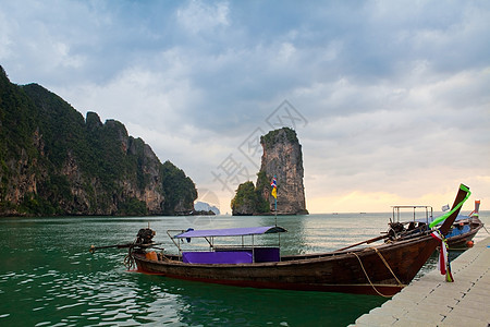 船舶在海上航行海滩支撑尾巴海岸海洋娱乐晴天天空蓝色风景图片