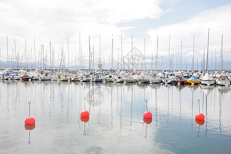 在瑞士奥伊港的游艇和船只图片