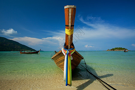 一艘船在海上航行晴天旅游假期尾巴海岸情调娱乐珊瑚异国悬崖图片