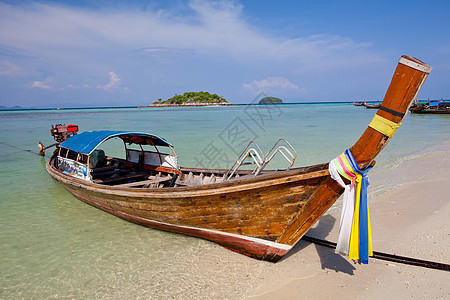 船舶在海上航行热带海岸旅游岩石情调晴天海洋风景旅行娱乐图片