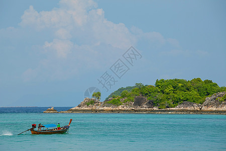 船舶在海上航行支撑海滩情调旅行海洋假期晴天热带速度海岸图片