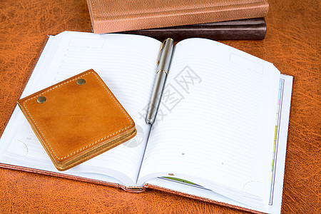皮革组织者和钢笔回忆工作办公室桌子办公用品写作日记棕色文档鼹鼠图片