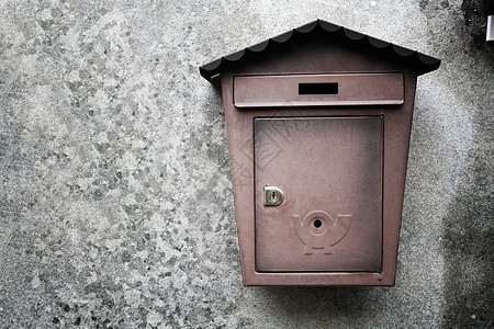 旧墙壁背景上的金属信箱邮政送货安全储物柜邮箱邮筒锁孔贮存盒子民众背景图片