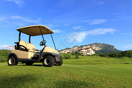 路上的高尔夫推车 漂亮的绿色草地和蓝天空背景驾驶闲暇公园车辆假期课程高尔夫球地面推杆图片