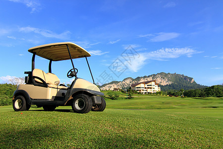 路上的高尔夫推车 漂亮的绿色草地和蓝天空背景驾驶闲暇公园车辆假期课程高尔夫球地面推杆图片