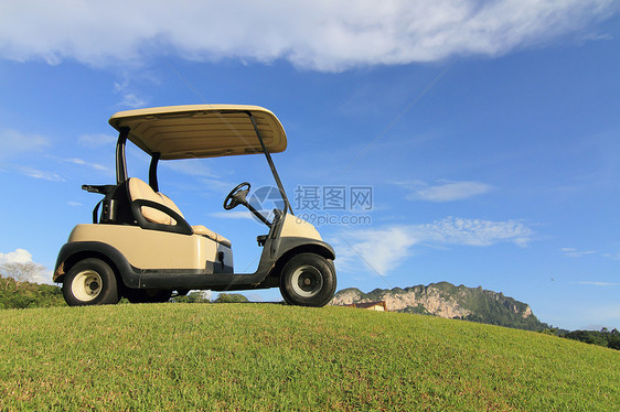 路上的高尔夫手推车 漂亮的绿色草地和蓝天空背景运动推杆公园假期车辆追求驾驶运输退休地面图片