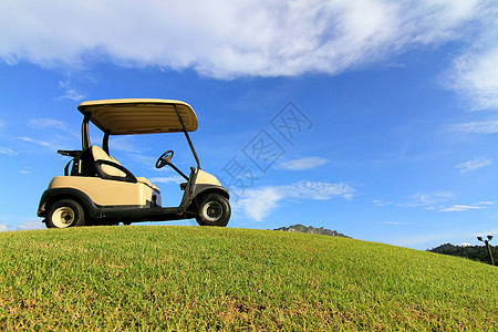 路上的高尔夫手推车 漂亮的绿色草地和蓝天空背景土地公园座位车轮高尔夫球车辆运输俱乐部退休追求图片
