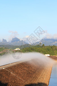 泰国大坝美丽的景观爬坡发电机天空岩石绿色薄雾水电棕色力量活力图片