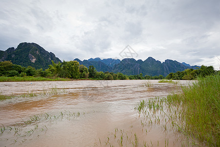 河流和山脉村庄热带全景天空旅行气候小屋场景丛林文化图片