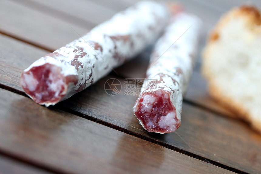 意大利沙拉米木头白色食物红色小吃美食面包香肠猪肉图片
