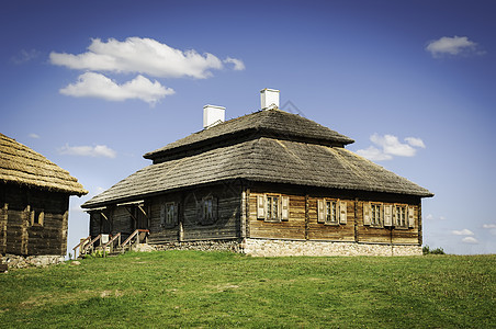 美丽恢复旧式的俄罗斯农舍 上面盖有毛巾屋顶小屋乡村财产旅行农家国家历史性历史花园旅游图片