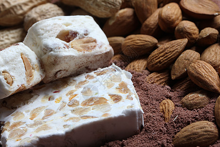 可可中的白诺加杏仁食物棕色糖果甜点牛奶花生白色巧克力图片