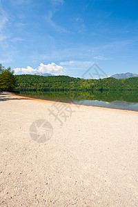 湖海滩支撑岩石峡谷石头灌木丛水库风景森林反射图片