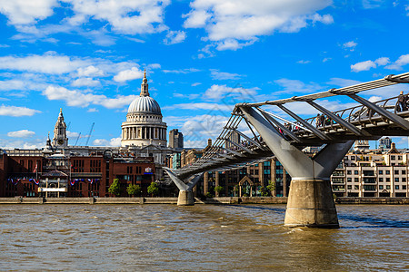 伦敦千年桥和圣保罗大教堂 United K旅行天桥首都宗教地标圆顶大教堂河岸国家天空图片