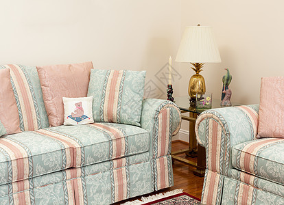 配沙发的现代客厅玻璃桌子建筑学装饰奢华风格房间地面房子小地毯图片