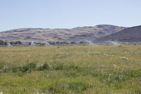 农业牧草作物灌溉项目农业机械天空牧场庄稼设备风光环境保护植物行动生长图片