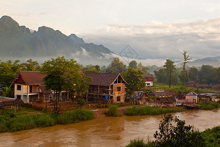 村庄和山丘气候太阳场景旅游热带游客小屋管子文化日落图片