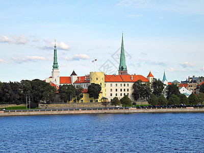 拉脱维亚里加城堡灯笼建筑学海岸蓝色窗户海浪房子建筑街道天空图片