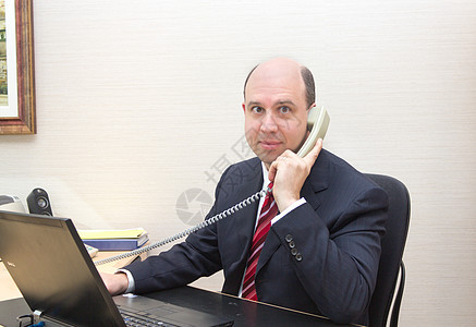 接通电话的商务人士商务办公室首席企业家正装老板管理人员人士职业电脑图片