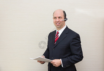 戴耳头和文件的商务人士管理人员企业家商务职业正装办公室男性老板人士生意人图片