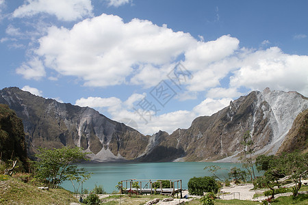 皮纳图博山甲板风景游客蓝色绿色天空旅游火山陨石白色图片