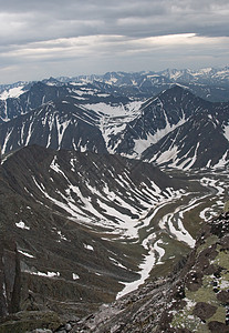 乌拉尔山山脉洼地旅行岩石土地马戏团悬崖风景阴霾荒野图片