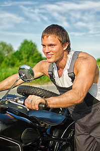英俊机械师推摩托车的肖像图片