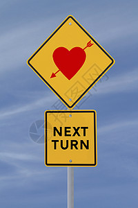 下个转弯时的爱红色蓝色警告浪漫路标天空标志回合图片