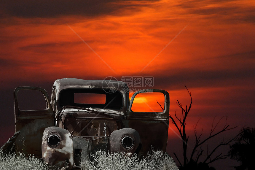 旧车的蒙塔奇和日落图片