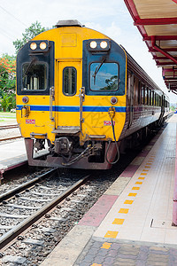 台式泰国黄黄色列车图片