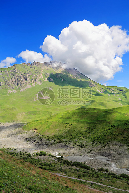 高加索绿色山脉的夏季风景景观岩石旅行森林全景首脑爬坡绿色叶子季节悬崖图片