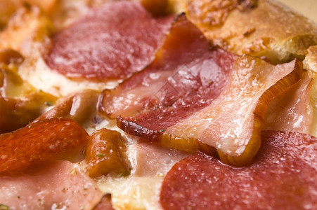 意大利披萨 配培根 腊肠和奶油奶酪食物面包营养薄壳晚餐午餐小吃垃圾图片