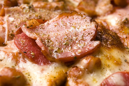 意大利披萨 配培根 腊肠和奶油奶酪薄壳小吃晚餐食物垃圾营养面包午餐图片