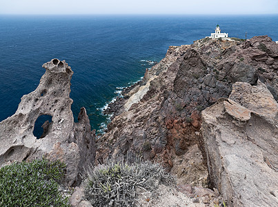 岩石上的灯塔露天白色植物海岸线建筑悬崖天空建筑学地平线风景图片