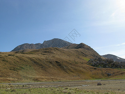 高加索山脉高地旅游爬坡宽慰山峰草甸路线植被木头植物图片