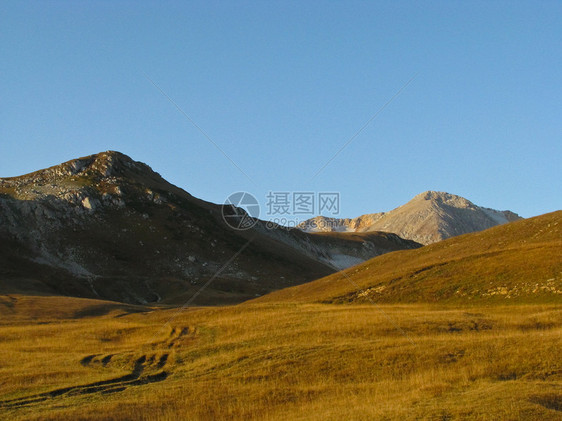 高加索山脉高山旅游爬坡石头天空冰川旅行木头植物群岩石图片