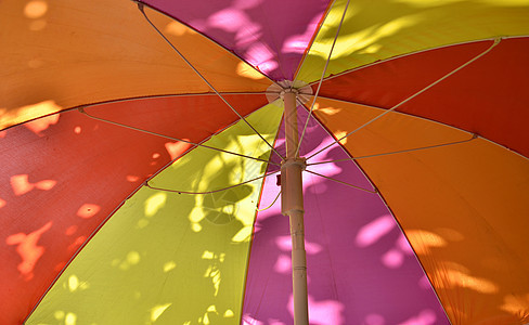 带阳光的彩色雨伞背景图片