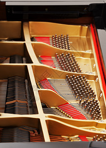 大钢琴室内带弦的音响钉子机械音乐会黄色力学乐器线圈声学别针笔记图片