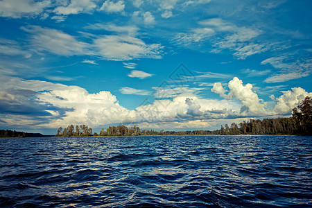 湖泊 森林和云层天空的景观图片