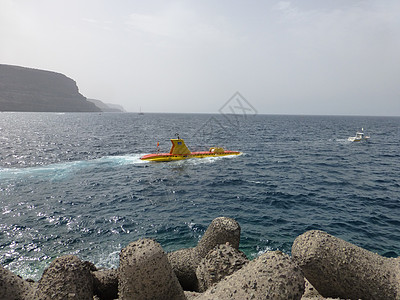 黄色潜水艇天空潜艇帆船拖带图片