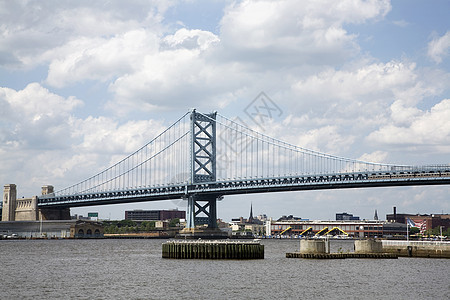 本杰明富兰克林大桥树木蓝色长椅港口球衣天空权威绿色跨度公园图片