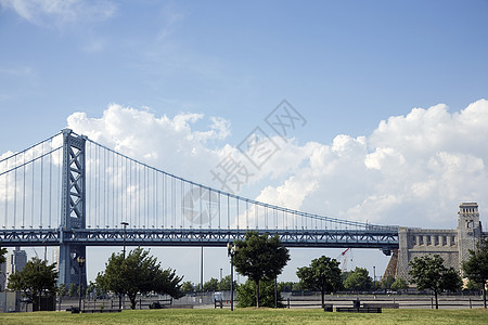 本杰明富兰克林大桥权威长凳港口绿色跨度长椅球衣天空公园树木图片