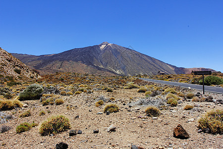 台德山或El Teide的锥火山月球游客顶峰衬套休眠巨石蓝色干旱天空岩石图片