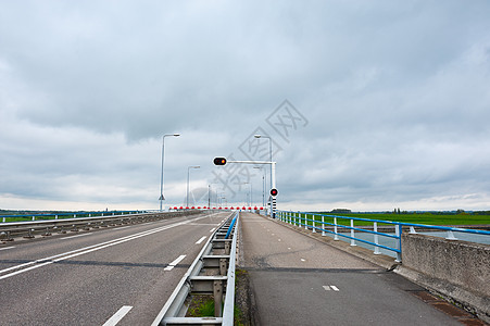 红光天气运输速度红绿灯堤防酒吧道路安全天空标志图片