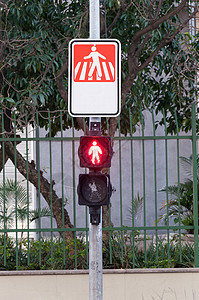 人行道交通灯红色路标指示牌城市红绿灯设备标志信号安全场景图片