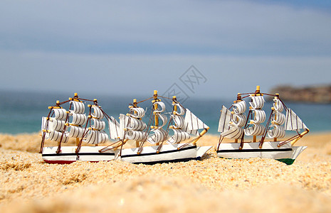 海滩上有趣的小玩具帆船图片